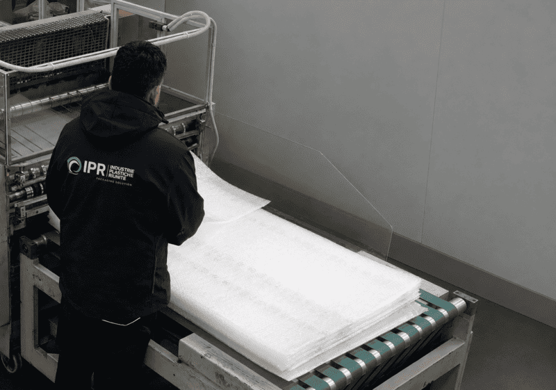 Operatore della IPR sta creando delle buste di pluriball in azienda