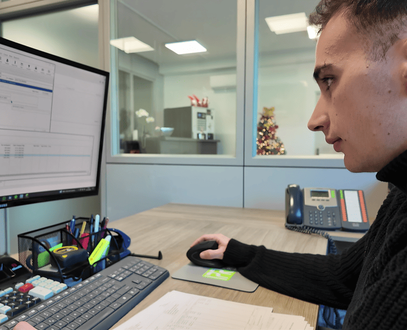 operatore IPR del servizio clienti al PC